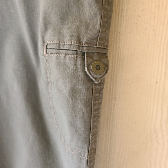 Gloria Vanderbilt Anya Capri Cargo Pants. Sage Green Size 8 - Picture 3 of 14